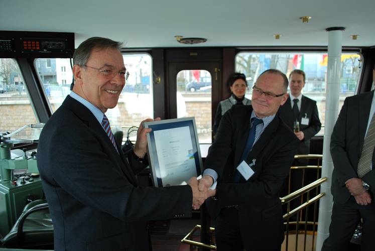 From left to right: Robert Baack (IMPERIAL Shipping Holding GmbH, COO) receives an official Green Award plaque from Jan Fransen (Green Award Foundation, Managing director)