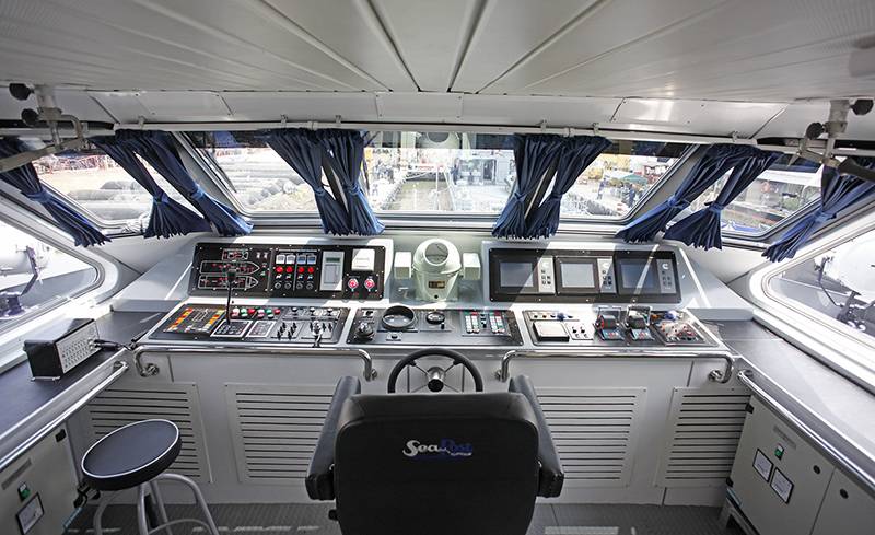 The functional bridge layout with the three Cummins engine controls to the right.