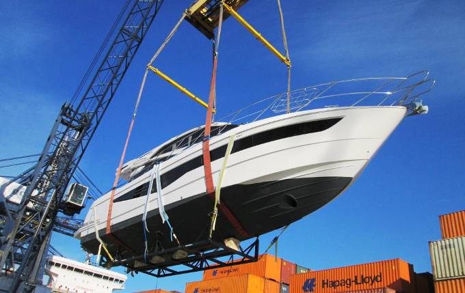 The Galeon 560 is reloaded onto a container vessel (Photo: Hapag-Llod)