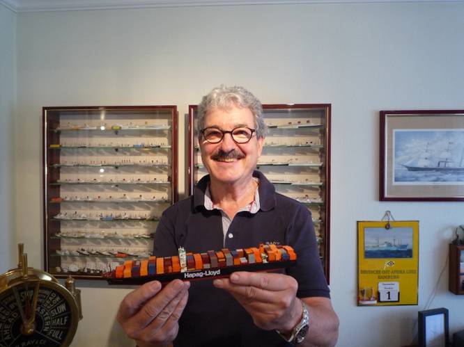 Gottfried Knöbel shows his miniature of the Hamburg Express, Hapag-Lloyd's flagship (Photo: Hapag-Lloyd)