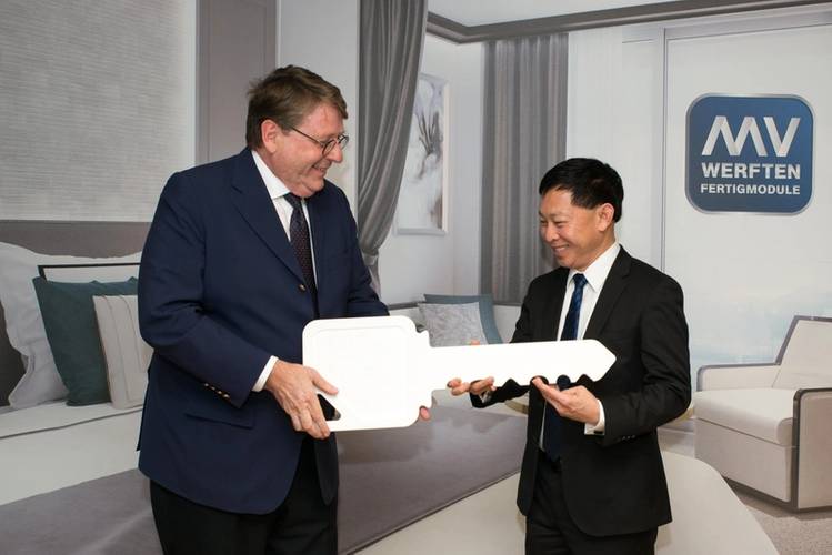 Guido Krass hands over the symbolic key to Colin Au (Photo: MV WERFTEN)