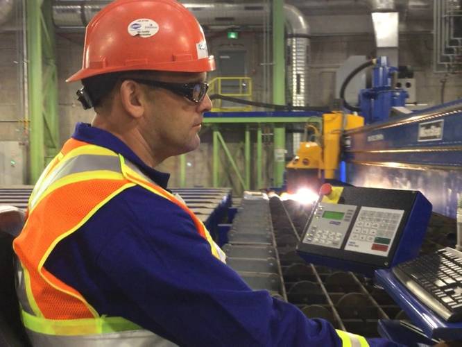 Halifax Shipyard worker cuts components for the first AOPS ship using state-of-the-art plasma cutter (CNW Group/J.D. Irving, Limited)