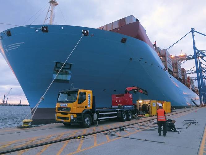 Hydrex on-site, making preparations for operation on 400-meter container vessel.
