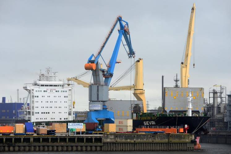 Iranian state shipping company IRISL’s new general cargo service makes first call at C. Steinweg’s Süd-West Terminal in Hamburg (Photo: C. Steinweg / Hasenpusch)