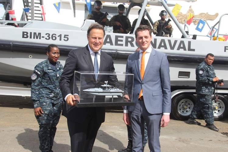 Juan Carlos Varela, President of Panama, with Pieter Becker, Sales Manager Americas, Damen Shipyards Gorinchem (Photo: Damen)