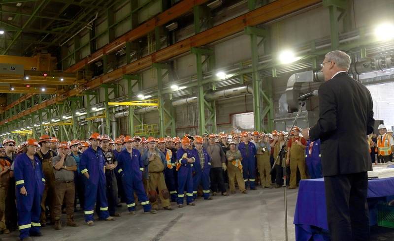 Kevin McCoy, President of Irving Shipbuilding and hundreds of employees at the Halifax Shipyard mark the start of production of the first Arctic Offshore Patrol Ship today (CNW Group/J.D. Irving, Limited)