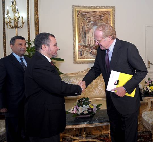 L to R: Egyptian Prime Minister Hesham Qandil and Eni CEO Paolo Scaroni.