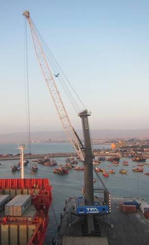 LHM 600 servicing a container vesselin Arica, Chile