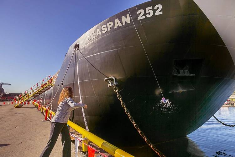 Linda Peters officially commissions the Seaspan 252 (Photo: Seaspan)
