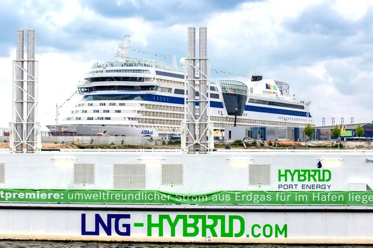 LNG Hybrid Barge HUMMEL and AIDAsol (Photo: Becker Marine Systems)
