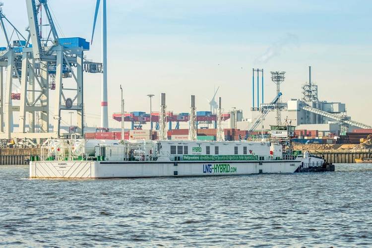 LNG Hybrid Barge HUMMEL in the port of Hamburg (Photo: Becker Marine Systems)