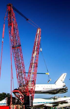 Mammoet lifts space shuttle replica Independence atop the original Shuttle Carrier Aircraft (SCA) NASA 905, a Boeing 747.
