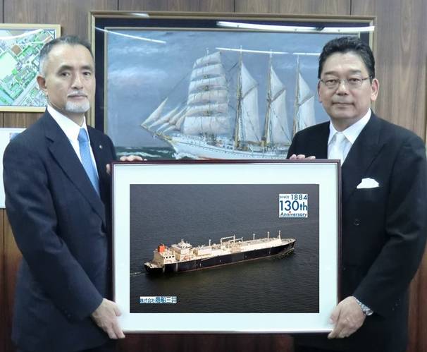 MOL Managing Executive Officer Takaaki Inoue (left), and Head of the Faculty of Maritime Sciences of Kobe University (Photo: MOL)