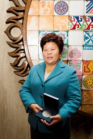 Gu Meiying received the award on behalf of her husband who died trying to rescue ferry passengers after a collision.