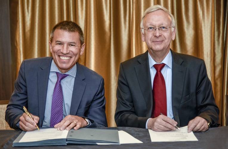 NCL president & CEO Andy Stuart  (left) and Meyer Werft managing partner Bernard Meyer (right) sign delivery documents for Norwegian Joy (Photo: NCL)