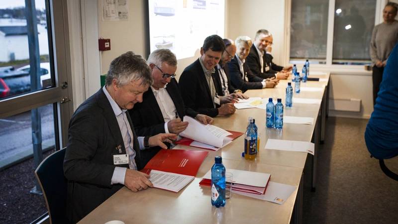 At the opening event, L-R: Are Karlsen, Mayor of Horten; Egil Haugsdal, President, Kongsberg Maritime; Elling Tvedt, Head of Maritime Systems, FFI; Bjørn-Johan Vartdal, Program Director, DNV-GL; Kristian Borgen, Prorector, University College of South East Norway; Arve Dimmen, Maritime Safety Director, Kystverket; and Lasse Karlsen, Technical Director, Norwegian Maritime Directorate (Photo: Kongsberg)