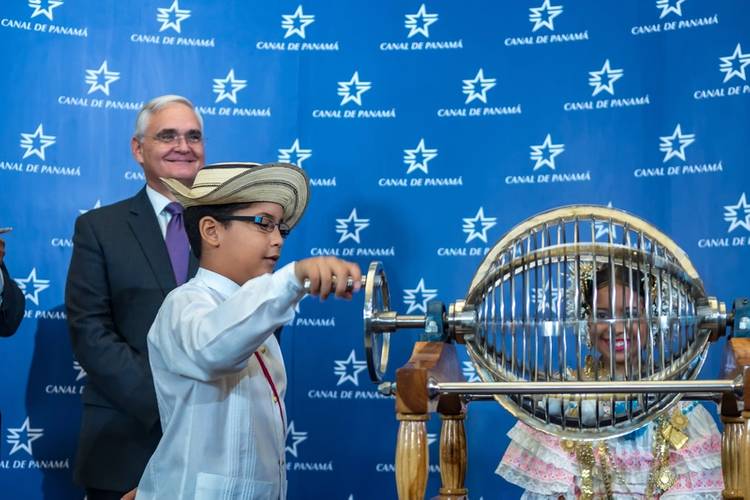 The Panama Canal Administrator at the draw. (Photo: Panama Canal Authority)