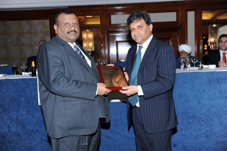 Pentagon Marine Services Capt. Nalin Pandey receives award from Indian Deputy High Commissioner to U.K. Dr. Virander Paul (Photo: Pentagon Marine Services)