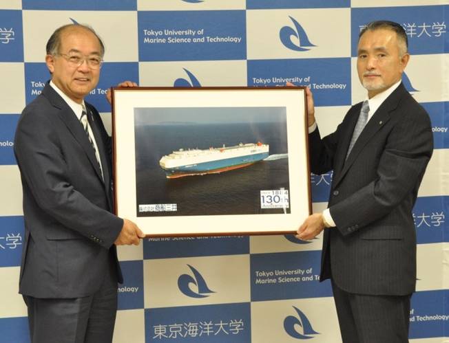 Principal of Tokyo University of Marine Science and Technology Nobuaki Okamoto (left) and MOL Managing Executive Officer Takaaki Inoue (right) at the ceremony (Photo: MOL)