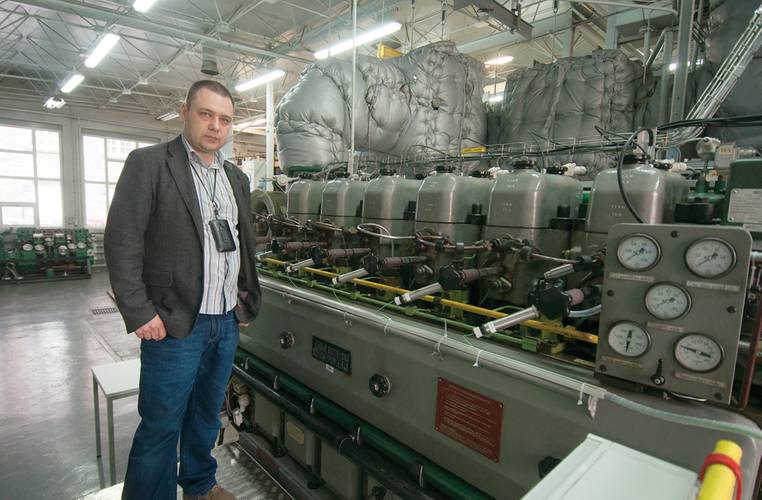 Przemysław Kowalak, from the Institute of Technical Operation of Marine Power Plants, Faculty of Marine Engineering with the engine being used for emission after treatment. 