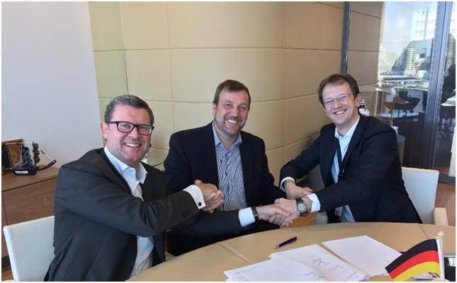 From left to right: Ard-Jan Kooren (KOTUG), Dirk Lehmann (Becker Marine Systems) and Arjan Stavast (Shell Downstream LNG)