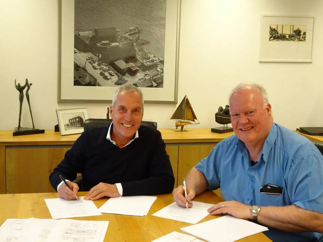 left to right: Mr Jos van Woerkum (Managing Director, Damen Shipyards Hardinxveld), Mr Jack van Dodewaard (Managing Director, Herman Sr.) (Photo: Damen Shipyarsds)