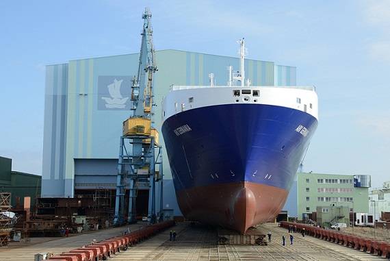 Roll-out at Volkswerft Stralsund: New building vessel 500 is a RoRo special ship for the Danish shipping company DFDS and will later be christened “Ark Germania.” (Photo: P+S Werften)