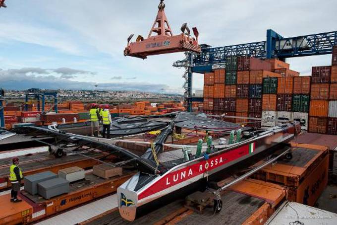 The Luna Rossa is prepared for the transport from California back to Italy (Photo: Hapag-Llod)