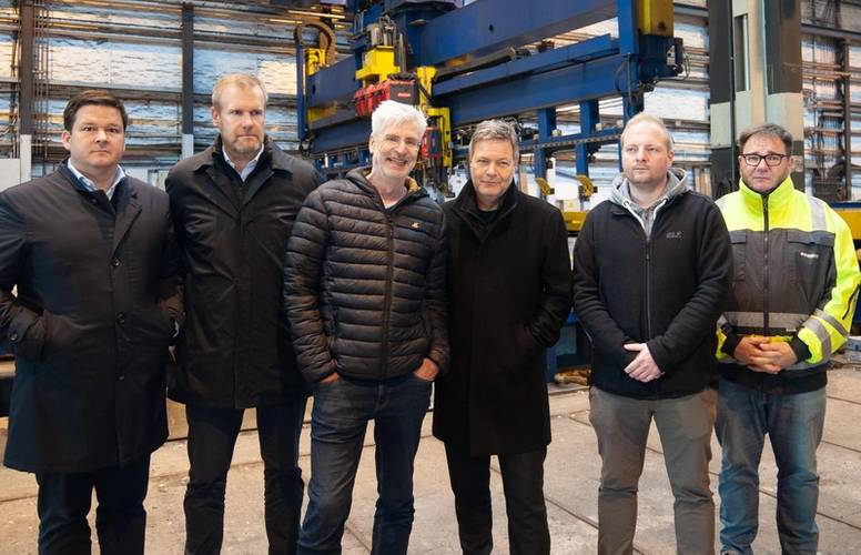 The provisional insolvency administrators Dr Christoph Morgen and Hendrik Gittermann with Michael Schmidt, IG Metall, Federal Minister of Economics Robert Habeck, Jan Brandt, Chairman of the FSG Works Council and Marcus Stöcken, Chairman of the Nobiskrug Works Council.
Photo credit: Marianne Lins