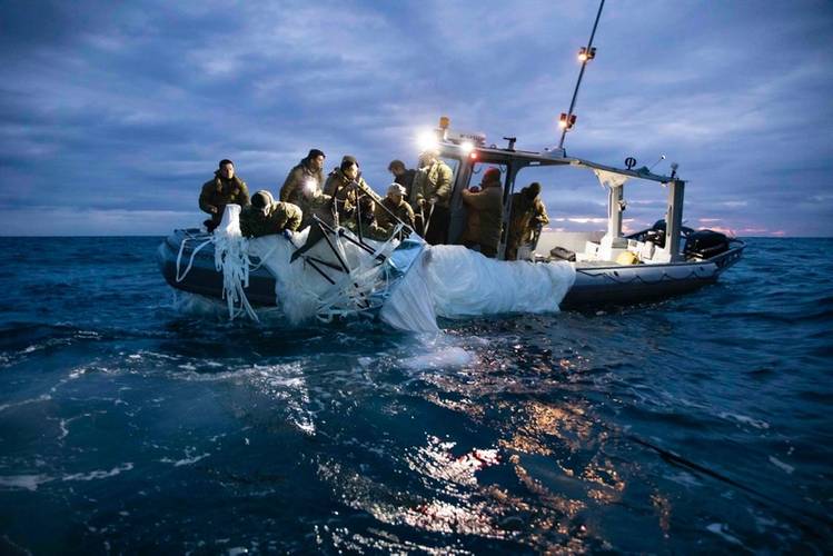 Sailors assigned to Explosive Ordnance Disposal Group 2 recover a high-altitude surveillance balloon off the coast of Myrtle Beach, S.C., February 5, 2023. (Photo: Tyler Thompson / U.S. Navy)