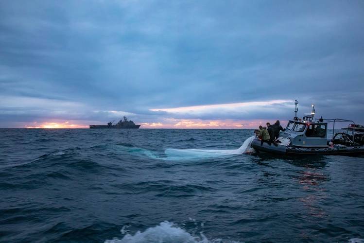 Sailors assigned to Explosive Ordnance Disposal Group 2 recover a high-altitude surveillance balloon off the coast of Myrtle Beach, S.C., February 5, 2023. (Photo: Tyler Thompson / U.S. Navy)