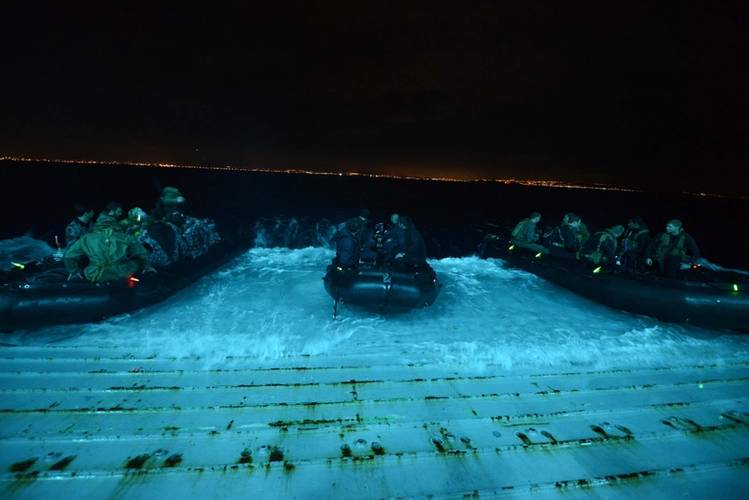 Sailors assigned to the US Navy's Explosive Ordnance Disposal Mobile Unit (EODMU) 1 and divers from New Zealand, the Netherlands, Canada, Japan, Chile and the Royal Australian Navy's Australian Clearance Diving Team One launch from the well deck of the San Antonio-class amphibious transport dock ship USS Anchorage (LPD 23) to conduct night dives off the coast of San Diego (Photo: Lindsay Lewis)
