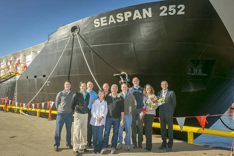 Seaspan and Ash Grove representatives pose in front of the newly commissioned Seaspan 252 (Photo: Seaspan)