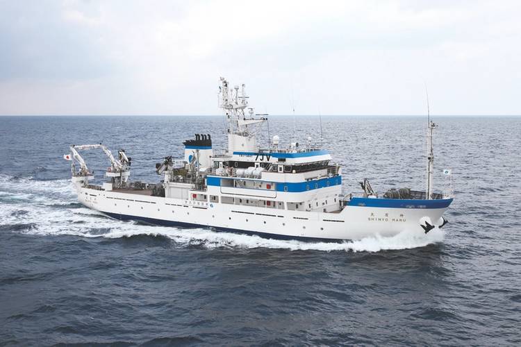 Shinyo-maru: with a length of 64.55 meters, she sails the Pacific and Indian Oceans for on board training in marine technology subjects, trolling, squid fishing and long line tuna fishing. (Photo: TUMSAT)