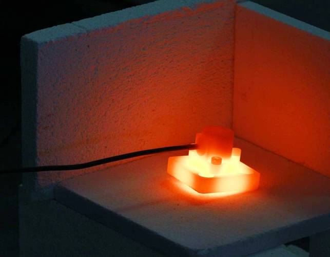 Short-term application at 750°C – thanks to the proprietary PiezoStar crystal technology, the high-temperature acceleration sensor Type 8209A resists under most extreme conditions (Photo: Kistler)