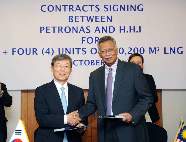 Signing ceremony: Mr. Lee Jai-seong, President & CEO of Hyundai Heavy Industries (left), Mr. Tan Sri Dato' Shamsul Azhar Abbas, CEO and President of Petronas