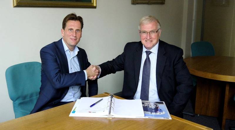 Signing the contract, left to right: Huib Giesberts, Manager Logistics Department, Total E&P Nederland and Stephen Blaikie CEO Bibby Marine Services (Photo: Bibby Marine Services)
