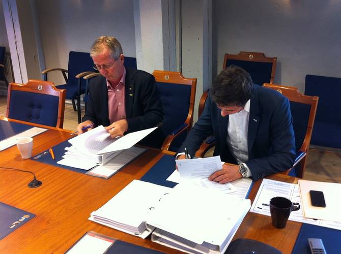 Sindre Sviggum Knutsen, Area Sales Manager and Åke Dagnevik, KBV signing the contract
