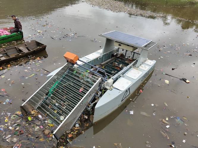 Solar panels ensure that the Clearbot boat is self-charging.
Source Clearbot