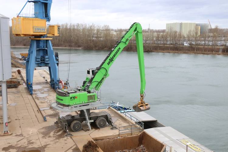 Thanks to the 870, ships arriving in Germersheim laden with up to 2,000 tons of gravel can be completely emptied in just two hours. Image Credit: Sennebogen
