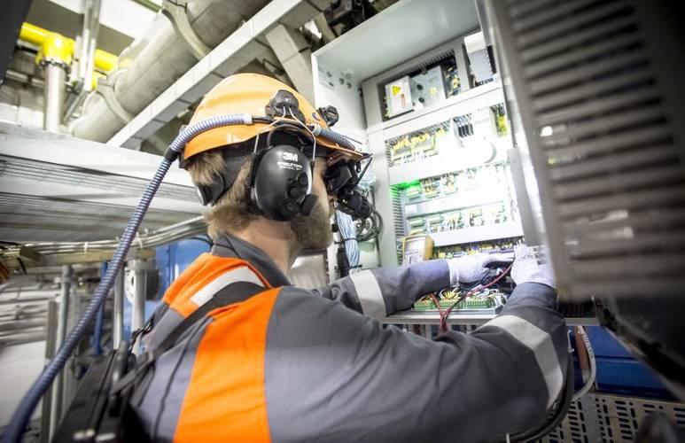 The agreement includes Wärtsilä's new Virtual Service Engineer (VSE) concept, which involves technical advisory service supported by a remote visual connection and augmented reality technology. (Photo: Wärtsilä)