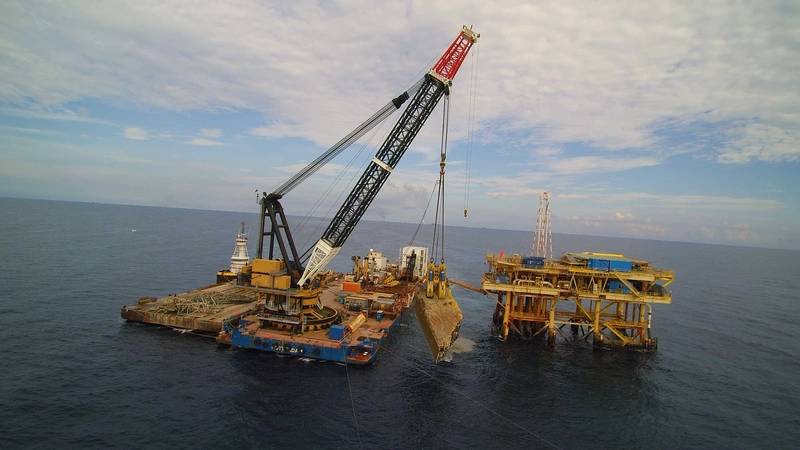 The Conquest MB-1 crane hoists a 600-ton piece of the Troll Solution jack-up wreckage from the Gulf of Mexico. (Photo: Ardent)