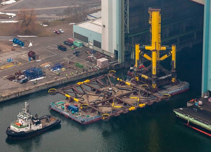 The HelWin1 offshore platform is installed on a supporting substructure. This substructure alone weighs 1,000 tons. It left the shipyard in June and was anchored in the North Sea, which is 23 meters deep at this location, using ten steel piles.
