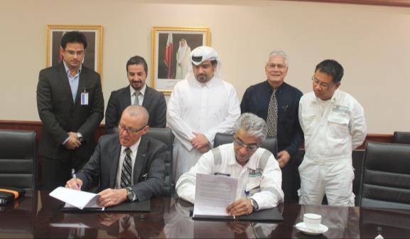 The MoU was signed by CEO of N-KOM Chandru Rajwani (right) and Seppo Hautajoki (left) Managing Director of Wärtsilä Doha LLC & Wärtsilä Gulf FZE (Dubai). (Photo: N-KOM)