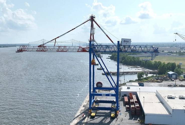 The new Liebherr STS crane on the quayside at PSA Penn Terminals (Credit: Liebherr)