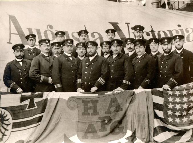 The officers of the Augusta Victoria (Photo: Hapag-Lloyd)