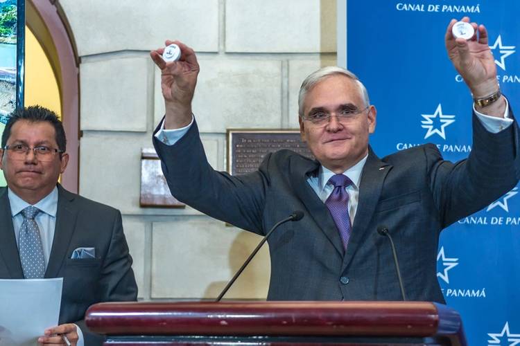 The Panama Canal Administrator at the draw. (Photo: Panama Canal Authority)