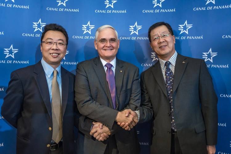 The Panama Canal Administrator, Jorge L. Quijano, with Zhang Guodong, General Manager, China COSCO Shipping Panama (right) and Paul XU, General Manager, China COSCO Shipping Panama (left). (Photo: Panama Canal Authority)