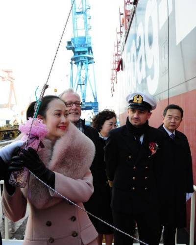 The patron is Wen Qian Lou, the wife of Sam Zhang, CEO of the Delfin Group, a large Chinese sea freight forwarder specializing in Asia-South America business. (Photo: Hapag-Lloyd)