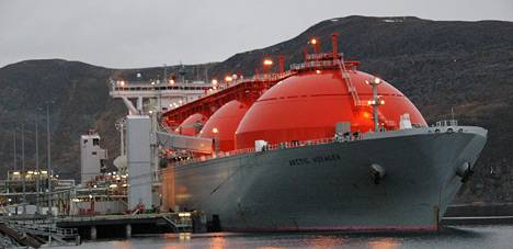 The special vessel Arctic Voyager at the Snøhvit plant in Hammerfest. (Photo: Statoil)